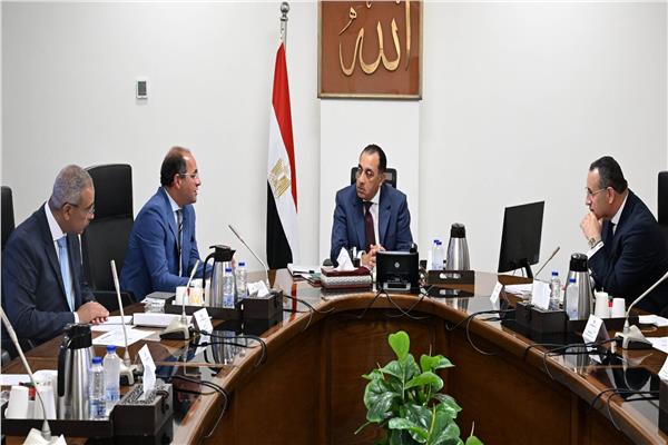 رئيس الوزراء خلال الاجتماع