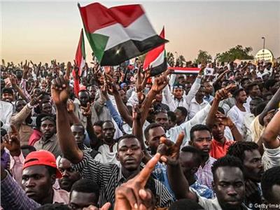 آلاف السودانيين يتدفقون للشوارع مطالبين بالحكم المدني