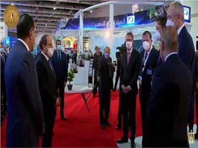 الرئيس السيسي يتبادل أطراف الحديث مع رؤساء الشركات العالمية بمعرض النقل الذكى