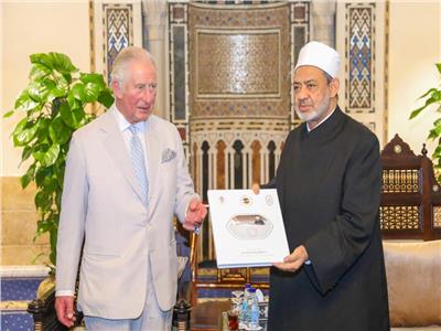 «الطيب» يناقش تعزيز الحوار بين الأديان مع الأمير تشارلز ويهديه وثيقة الأخوة الإنسانية