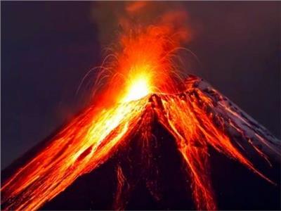 رجل يحلق فوق بركان نشط ببدلة بأجنحة لأول مرة في التاريخ