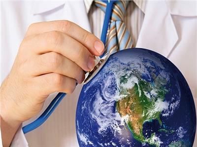 الأغراءات المادية والتعقيدات الإداية.. أهم أسباب هجرة الأطباء