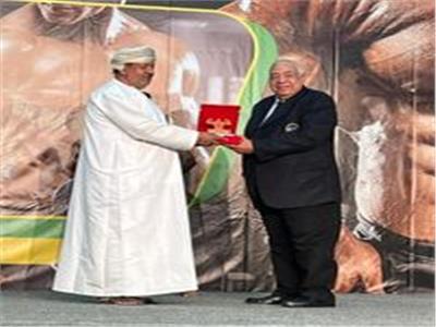 سلطنة عمان تكرم نائب رئيس الاتحاد الدولي لكمال الاجسام ورئيس الاتحاد المصرى