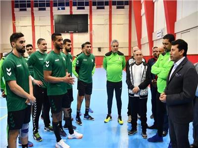 وزير الشباب و الرياضة يرحب ببعثة المنتخب الجزائرى لكرة اليد بالقاهرة.