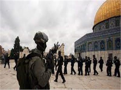 الاحتلال الإسرائيلي يُحاصرالمصلين بالمسجد الأقصى لتأمين اقتحامات المستوطنين