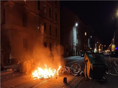 متظاهرون يضرمون النار بحاجز في مدينة لايبزيغ الألمانية