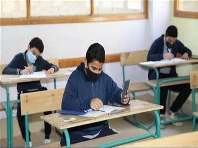 طلاب الشهادة الإعدادية يؤدون امتحان الهندسه بالجيزة اليوم