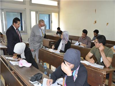 رئيس جامعة حلوان يتابع سير الامتحانات بكليتي العلوم والتمريض