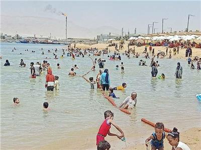 «شاطئ السوايسة» متنفس المواطنين فى السويس .. ورسوم الدخول 5 جنيهات 