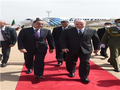 الوزير الأول الجزائري يستقبل الدكتور مصطفى مدبولى بمطار هوارى بومدين الدولي 