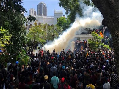 قتيل وعشرات المصابين خلال إحتجاجات أمام البرلمان السريلانكي