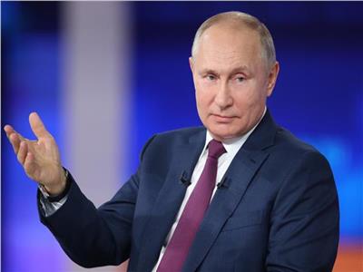 بوتين يكرّم 2 من أبرز الأكاديميين الروس لمساهمتهما في تطوير لقاحات كورونا