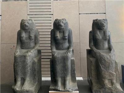وزيرالآثار يتفقد قاعات العرض الرئيسية ومتحف مراكب خوفو بالمتحف المصري الكبير