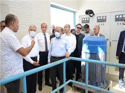 وزير التنمية المحلية ومحافظ المنيا يتفقدان محطة الصرف الصحي بجبل الطير