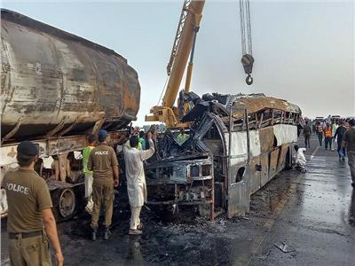 مصرع 20 شخصا حرقا باصطدام حافلة وصهريج في باكستان