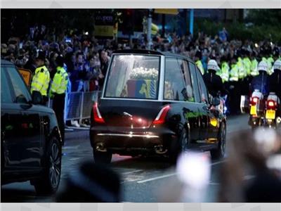 الآلاف يلقون نظرة الوداع على الملكة إليزابيث الثانية في لندن