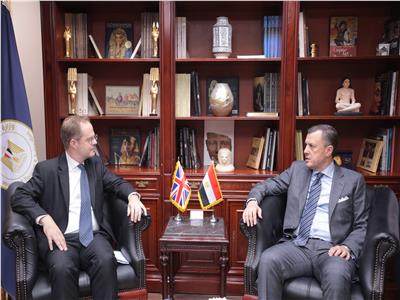 وزير السياحة والآثار يبحث سبل تعزيز التعاون مع سفير المملكة المتحدة بالقاهرة 