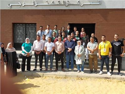 100 طالبا من جامعة بني سويف يتفقدون مشروعات "حياة كريمة" بقرية طنسا