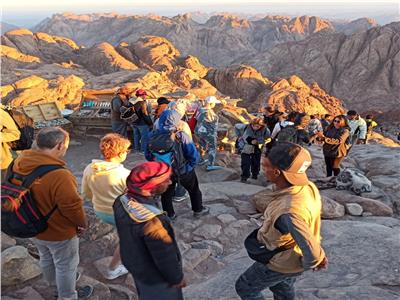 الدفاع عن الحضارة تنفرد بصور استثنائية لانتعاش السياحة على قمة جبل موسى  