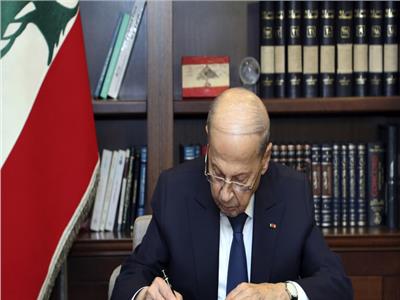 لبنانيون يتوافدون لوداع الرئيس عون في آخر يوم بولايته