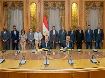 "وزير الدولة للإنتاج الحربي" يشهد توقيع عقدين مع "بابيريوس مصر" لإنشاء مصنع تدوير مخلفات أشجار الموز