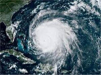 إعصار نيكول يصل شواطئ فلوريدا الشرقية .. وبدء إجلاء السكان