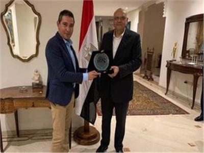 بركات يهدى سفير مصر بالمغرب درع اتحاد الكرة وقميص المنتخب