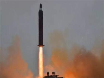 كوريا الشمالية تطلق صاروخا باليستيا «يحمل ردّا عدائيا على أفعال واشنطن»