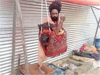 رجل هندي يظل واقفا لمدة 12 عامًا