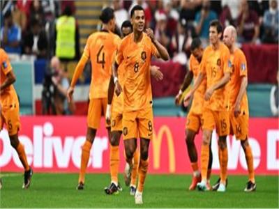 هولند يهزم قطر بثنائية ويصعد لدور الـ 16 من مونديال 2022