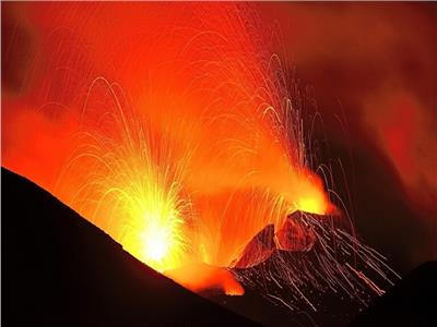 خبير يوضح حيثيات ثوران بركان سترومبولي في جنوب إيطاليا