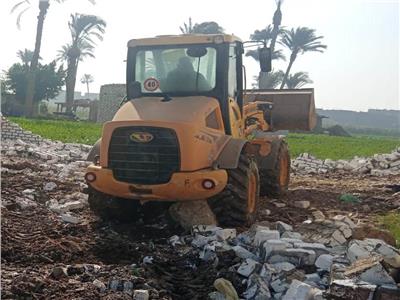 رئيس مدينة ناصر يتابع إزالة 3 حالات بناء مخالف على أرض زراعية                     