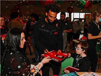 محمد صلاح ولاعبي ليفربول يحتفلون بعيد الميلاد مع مستشفى أطفال| صور وفيديو