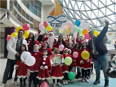 أطفال مستشفى 57357 يحتفلون بختام 2022 مع بابا نويل