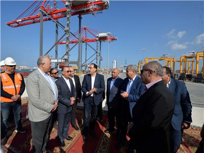 رئيس الوزراء يتابع إجراءات الإفراج الجمركي عن السلع والبضائع بميناء الإسكندرية  