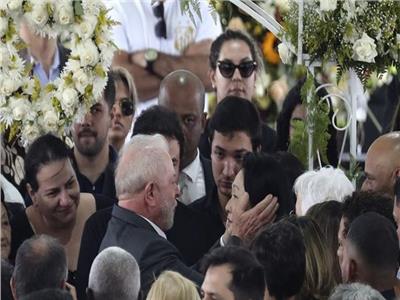 رئيس البرازيل يتقدم جنازة بيليه