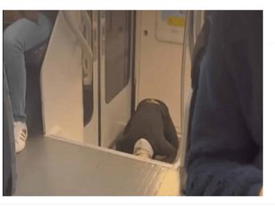 فيديو الصلاة داخل مترو باريس .. هل هو نشر للدعوة ام نفاق ؟