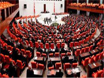 البرلمان التركي يعلق عمله أسبوع بسبب الزلزال