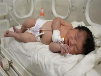 مولودة الأنقاض في سوريا تودع أسرتها من داخل غرفتها بالمستشفى