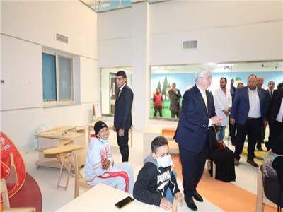 وزير التعليم العالي يزور مستشفى شفاء الأورمان لعلاج سرطان الأطفال بالأقصر