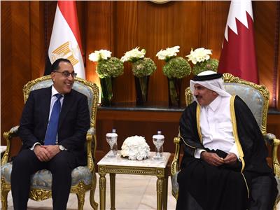 وزير المواصلات القطري يستقبل رئيس الوزراء والوفد المرافق له بمطار الدوحة