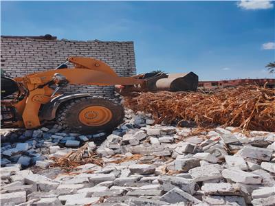 إزالة بناء مخالف بمدينة بني سويف