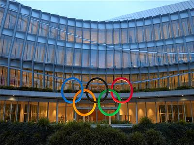 الأولمبية الدولية توصي بعودة الرياضيين الروس.. وقرار منفصل بشأن باريس 2024
