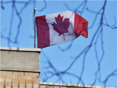 نشطاء بيئيون يسكبون الطلاء أمام مكتب رئيس الوزراء الكندي في أوتاوا