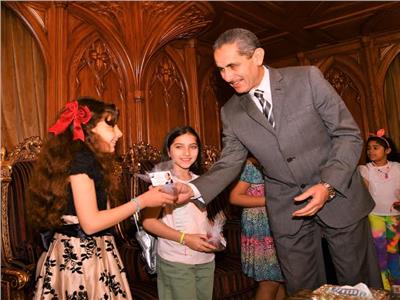 محافظ الغربية يوزع هدية الرئيس على الأطفال احتفالا بعيد القيامة 