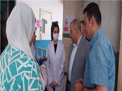 مدير «تأمين صحى القليوبية» يطمئن على الخدمات الطبية بعيادة «نصار» 