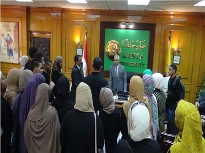 رئيس جامعة المنيا يستقبل طلاب تطبيق «جولة» للخدمات السياحية 