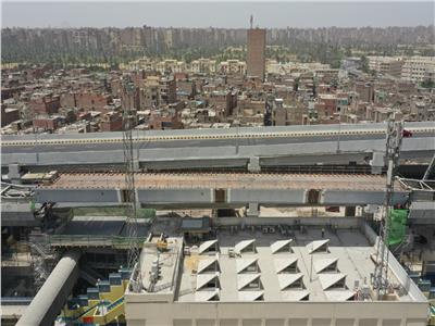 اتمام المرحلة الأولى من تركيب مسار خط المترو المار أعلى محطة "جامعة القاهرة"  /  بالفيديو