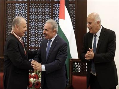 رئيس دولة فلسطين يمنح هاني أبو ريدة وسام نجمة القدس