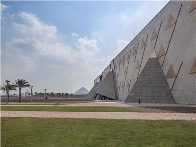 الانتهاء من وضع أكثر من 50% من الآثار الثقيلة داخل قاعات العرض بالمتحف المصري الكبير